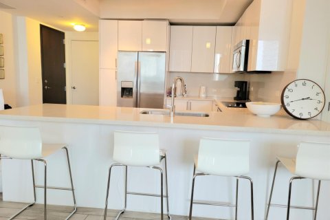 Condo in Miami, Florida, 2 bedrooms  № 2254326 - photo 2