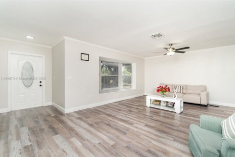 House in North Port, Florida 4 bedrooms, 159.42 sq.m. № 1971960 - photo 3