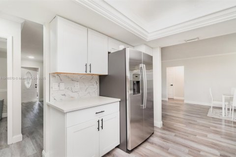 House in North Port, Florida 4 bedrooms, 159.42 sq.m. № 1971960 - photo 6