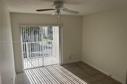 Condo in Miami, Florida, 2 bedrooms  № 1989198 - photo 12