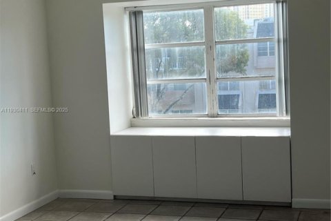 Condo in Miami, Florida, 2 bedrooms  № 1989198 - photo 7