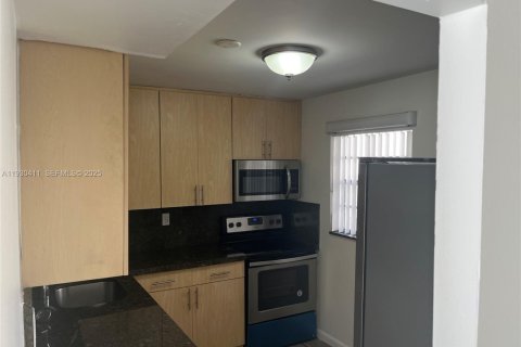 Condo in Miami, Florida, 2 bedrooms  № 1989198 - photo 11