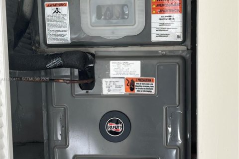 Condo in Miami, Florida, 2 bedrooms  № 1989198 - photo 8