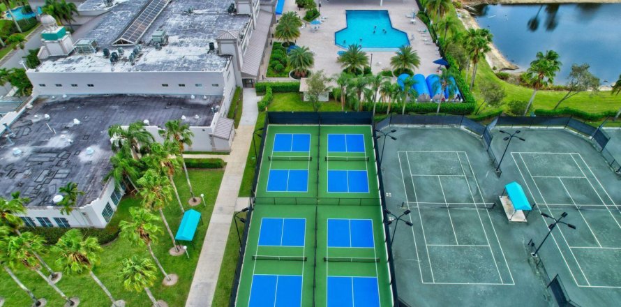 House in Boynton Beach, Florida 3 bedrooms, 215.16 sq.m. № 1171121