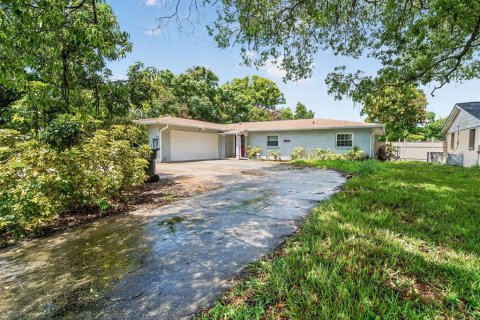 House in Tampa, Florida 3 bedrooms, 224.45 sq.m. № 2236190 - photo 2