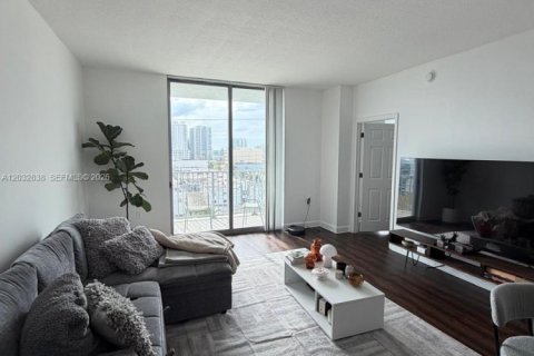 Condominio en alquiler en Hollywood, Florida, 2 dormitorios, 111.48 m2 № 2077959 - foto 7
