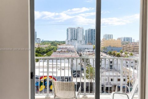 Condominio en alquiler en Hollywood, Florida, 2 dormitorios, 111.48 m2 № 2077959 - foto 5