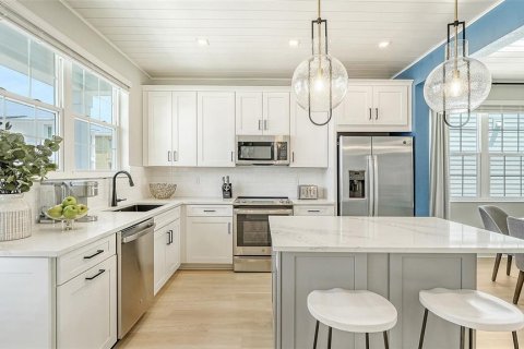 House in HUNTERS POINT in Cortez, Florida 3 bedrooms, 155.89 sq.m. № 2298510 - photo 14