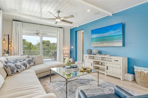 House in HUNTERS POINT in Cortez, Florida 3 bedrooms, 155.89 sq.m. № 2298510 - photo 9