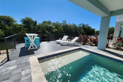 House in HUNTERS POINT in Cortez, Florida 3 bedrooms, 155.89 sq.m. № 2298510 - photo 3