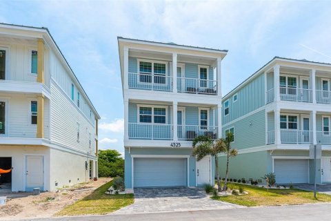 House in HUNTERS POINT in Cortez, Florida 3 bedrooms, 155.89 sq.m. № 2298510