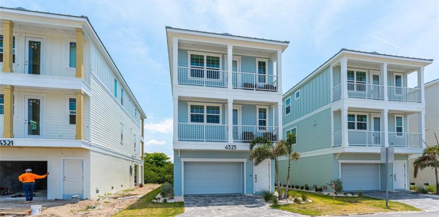 House in HUNTERS POINT in Cortez, Florida 3 bedrooms, 155.89 sq.m. № 2298510