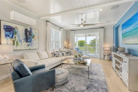 House in HUNTERS POINT in Cortez, Florida 3 bedrooms, 155.89 sq.m. № 2298510 - photo 2