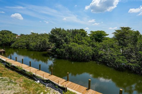 House in HUNTERS POINT in Cortez, Florida 3 bedrooms, 155.89 sq.m. № 2298510 - photo 5