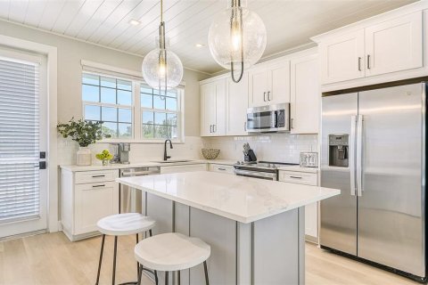 House in HUNTERS POINT in Cortez, Florida 3 bedrooms, 155.89 sq.m. № 2298510 - photo 13