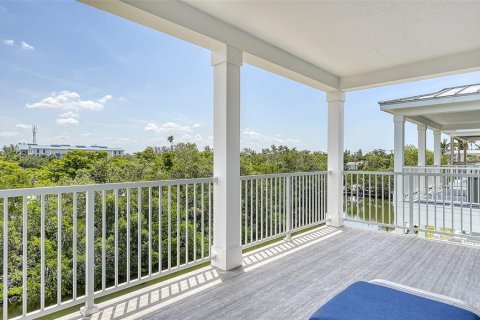 House in HUNTERS POINT in Cortez, Florida 3 bedrooms, 155.89 sq.m. № 2298510 - photo 25