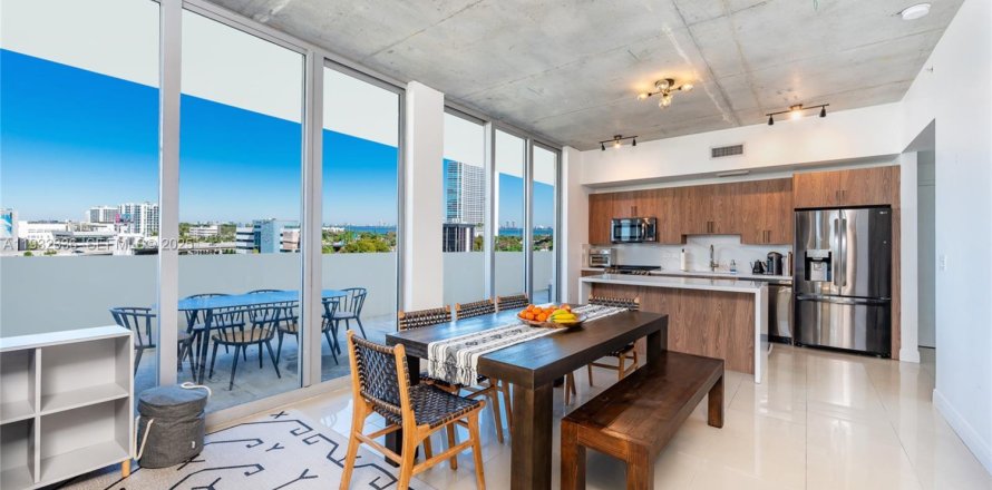 Condominio en Miami, Florida, 2 dormitorios  № 1991551