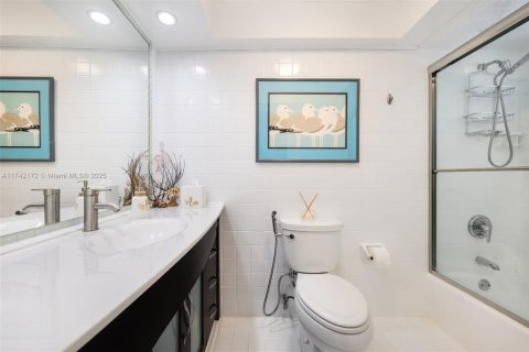 Casa en venta en Miami, Florida, 6 dormitorios, 275.64 m2 № 1865701 - foto 19
