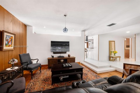 Casa en venta en Miami, Florida, 6 dormitorios, 275.64 m2 № 1865701 - foto 28
