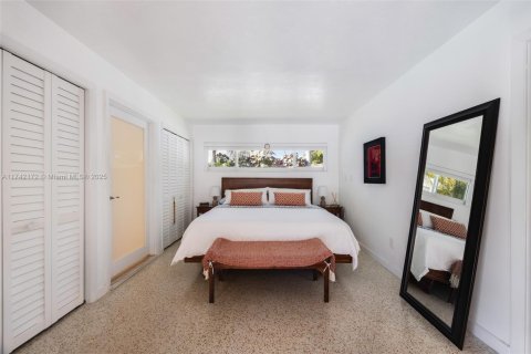 Casa en venta en Miami, Florida, 6 dormitorios, 275.64 m2 № 1865701 - foto 10