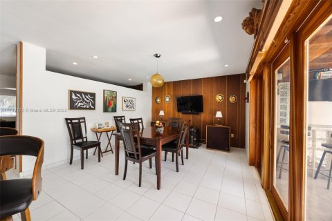 Casa en venta en Miami, Florida, 6 dormitorios, 275.64 m2 № 1865701 - foto 3