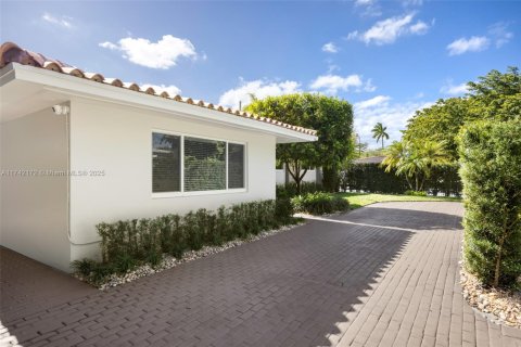 Casa en venta en Miami, Florida, 6 dormitorios, 275.64 m2 № 1865701 - foto 24