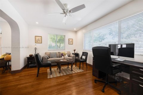 Casa en venta en Miami, Florida, 6 dormitorios, 275.64 m2 № 1865701 - foto 30