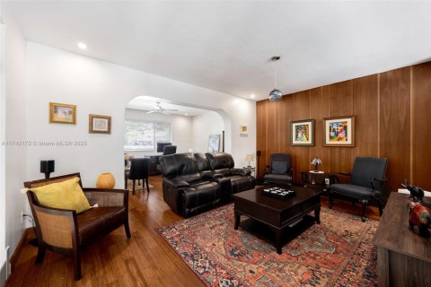 Casa en venta en Miami, Florida, 6 dormitorios, 275.64 m2 № 1865701 - foto 29