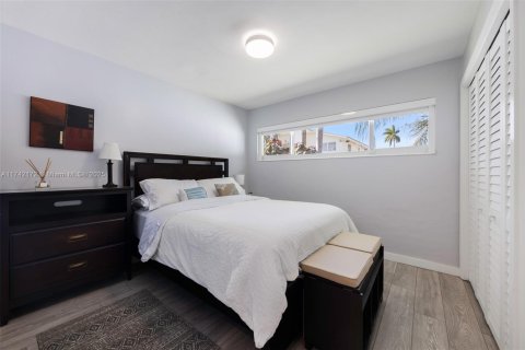 Casa en venta en Miami, Florida, 6 dormitorios, 275.64 m2 № 1865701 - foto 15