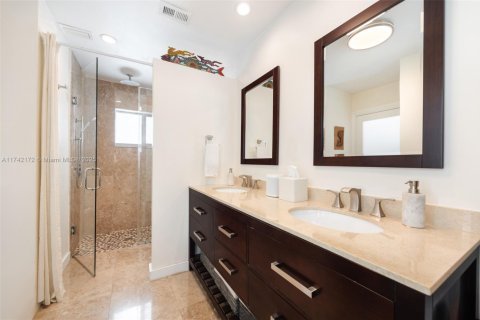 Casa en venta en Miami, Florida, 6 dormitorios, 275.64 m2 № 1865701 - foto 12