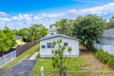 House in Miami Gardens, Florida 3 bedrooms, 98.2 sq.m. № 1872596 - photo 3