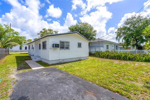 House in Miami Gardens, Florida 3 bedrooms, 98.2 sq.m. № 1872596 - photo 1