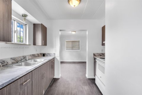 House in Miami Gardens, Florida 3 bedrooms, 98.2 sq.m. № 1872596 - photo 7