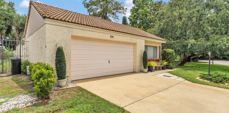 House in Winter Haven, Florida 2 bedrooms, 154.87 sq.m. № 1760098