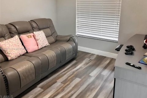 Casa en venta en Lehigh Acres, Florida, 3 dormitorios, 153.57 m2 № 2022698 - foto 6