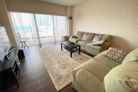 Condo in Hallandale Beach, Florida, 1 bedroom  № 1867539 - photo 11