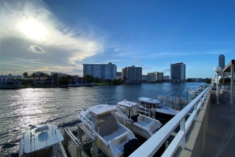 Condo in Hallandale Beach, Florida, 1 bedroom  № 1867539 - photo 24