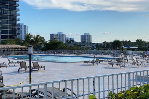 Condo in Hallandale Beach, Florida, 1 bedroom  № 1867539 - photo 26