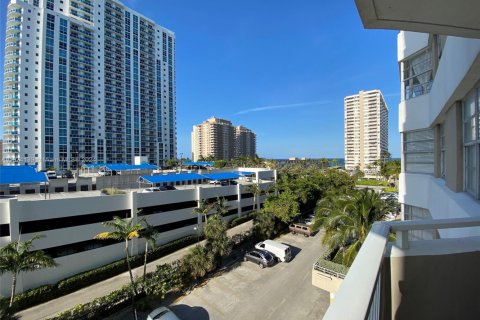 Condo in Hallandale Beach, Florida, 1 bedroom  № 1867539 - photo 21