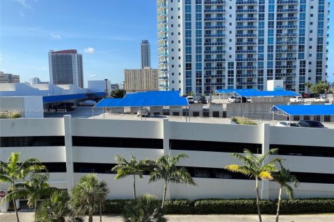Condo in Hallandale Beach, Florida, 1 bedroom  № 1867539 - photo 18
