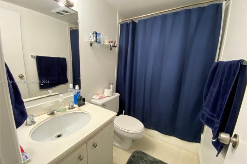 Condo in Hallandale Beach, Florida, 1 bedroom  № 1867539 - photo 15