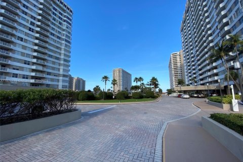 Condo in Hallandale Beach, Florida, 1 bedroom  № 1867539 - photo 3