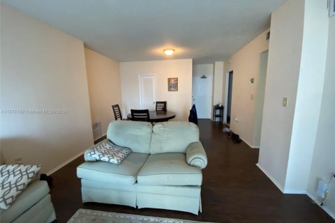 Condo in Hallandale Beach, Florida, 1 bedroom  № 1867539 - photo 12