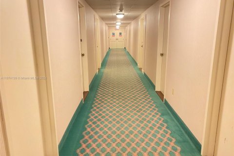 Condo in Hallandale Beach, Florida, 1 bedroom  № 1867539 - photo 8