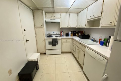 Condo in Hallandale Beach, Florida, 1 bedroom  № 1867539 - photo 13