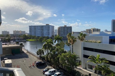Condo in Hallandale Beach, Florida, 1 bedroom  № 1867539 - photo 20