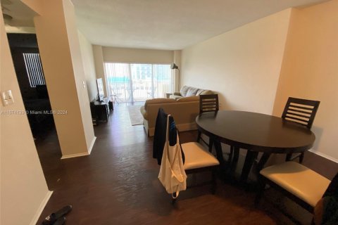 Condo in Hallandale Beach, Florida, 1 bedroom  № 1867539 - photo 10