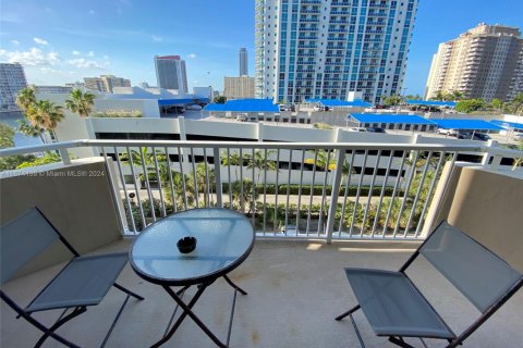 Condo in Hallandale Beach, Florida, 1 bedroom  № 1867539 - photo 17