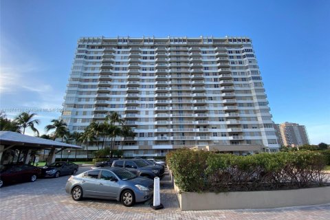 Condo in Hallandale Beach, Florida, 1 bedroom  № 1867539 - photo 2