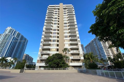 Condo in Hallandale Beach, Florida, 1 bedroom  № 1867539 - photo 1